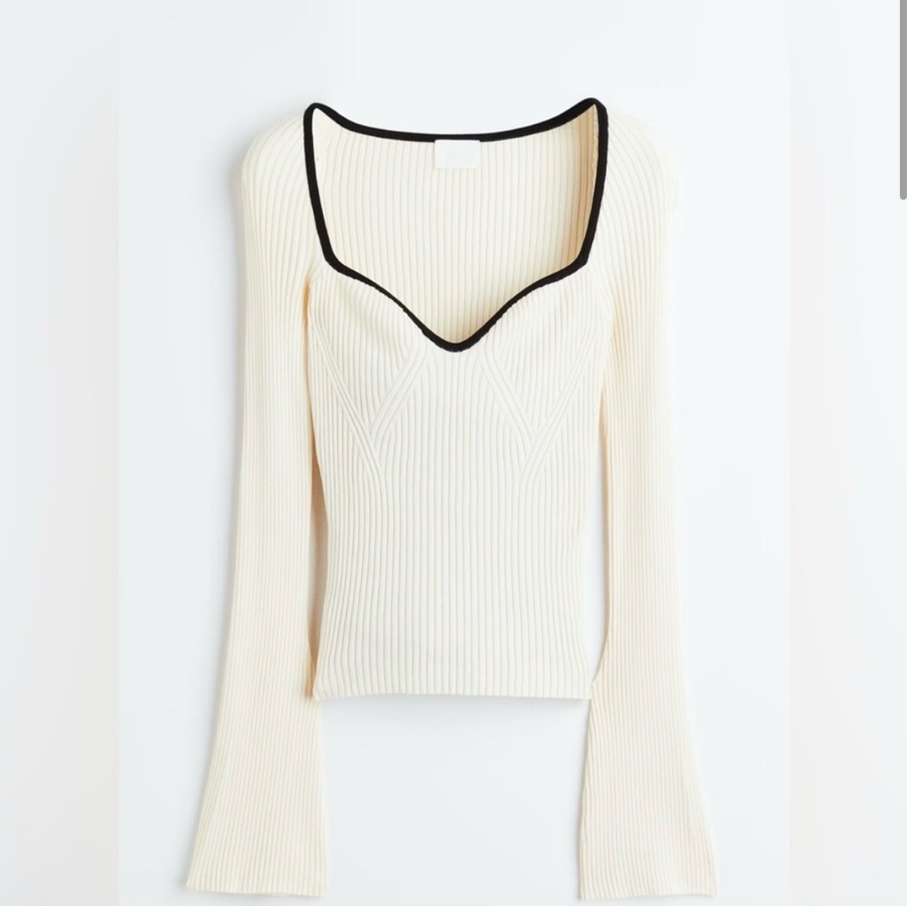 Chic Cream Ribbed Sweater with Black Trim